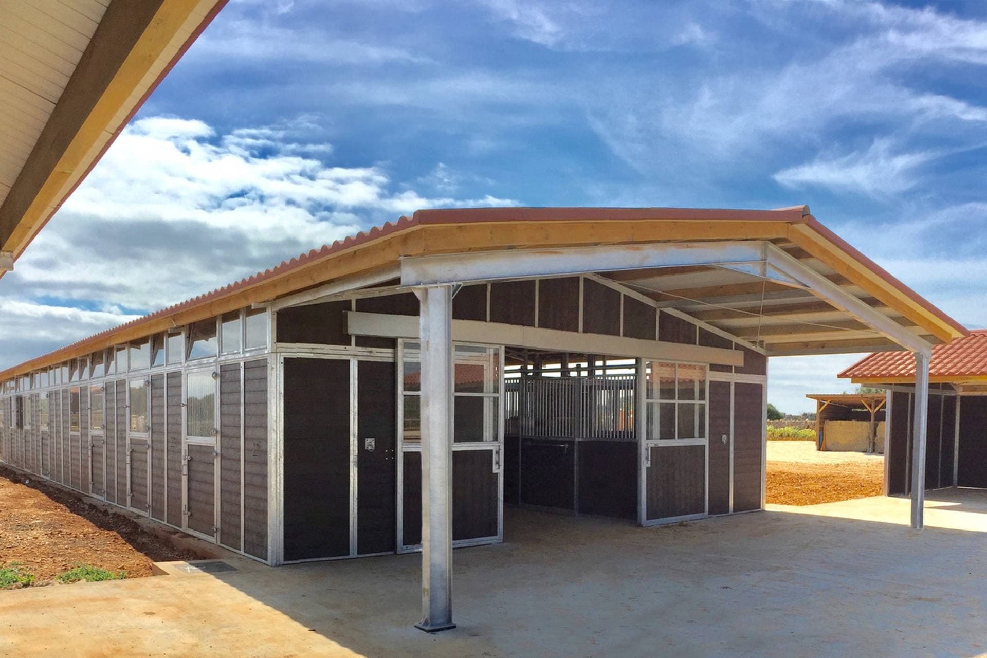 Smulders American Barn — komplet staldbygning med indendørs hestebokse