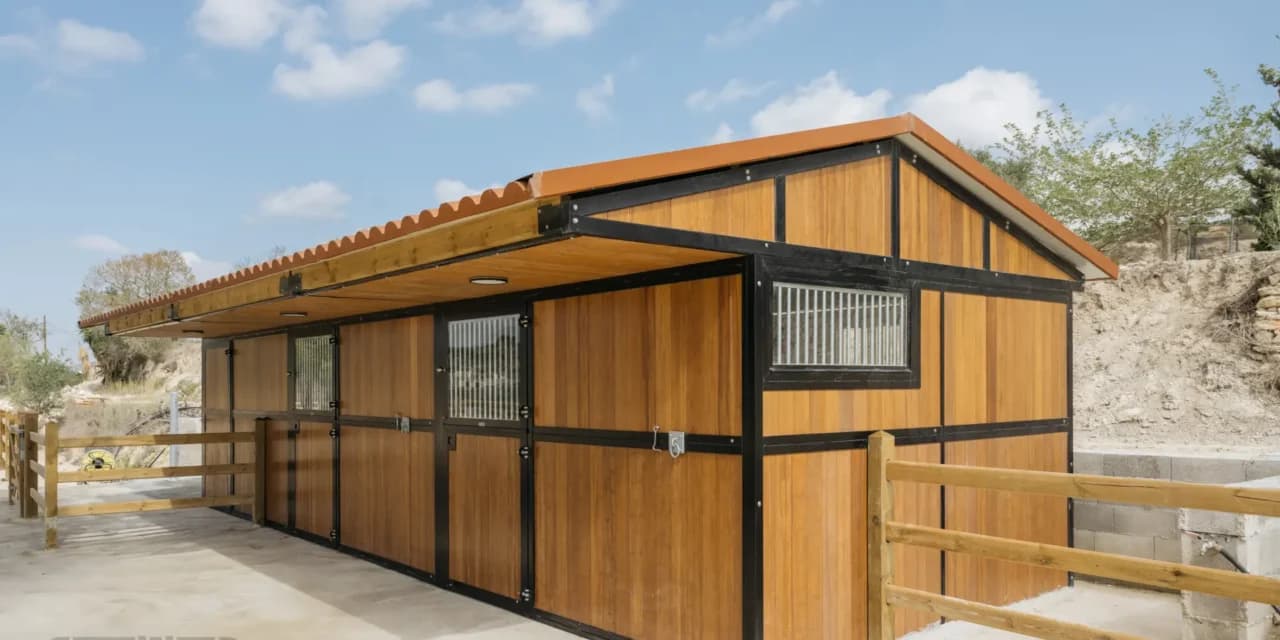 Udendørs stald, Spanien — Smulders hestestald installation