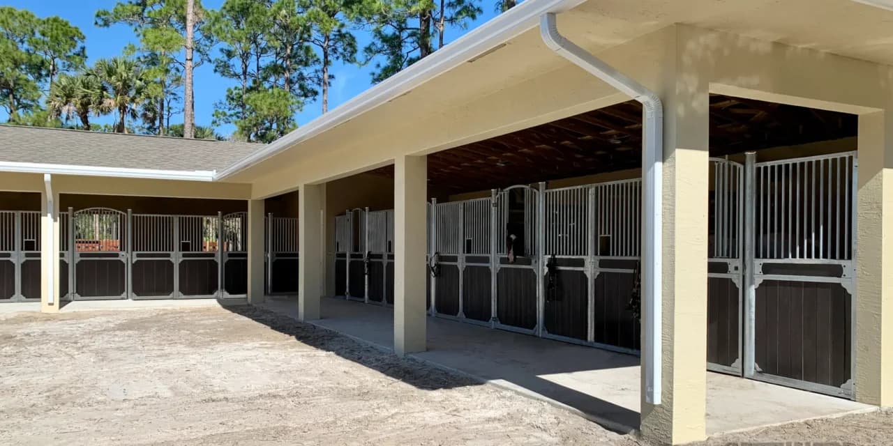 Smulders installation — Stallion Drive Florida med Windsor hestebokse